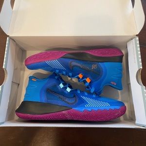 NWT NIKE KYRIE FLYTRAP V GS 6Y lt photo blue/ black bleu photo clr/ noir